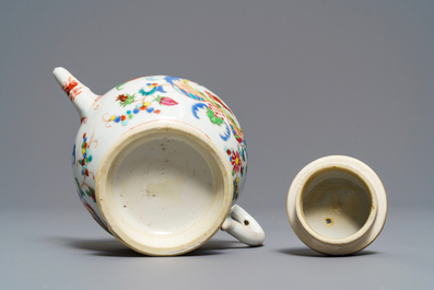 Une th&eacute;i&egrave;re couverte en porcelaine de Chine famille rose &agrave; d&eacute;cor 'Pompadour', Qianlong
