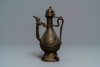 Une verseuse en bronze pour le march&eacute; islamique, Chine, 17/18&egrave;me