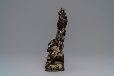 Une figure de Guanyin sur un kylin en bronze, Chine, Ming