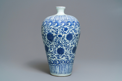 Un vase imp&eacute;rial de forme meiping en porcelaine de Chine bleu et blanc, marque et &eacute;poque de Wanli