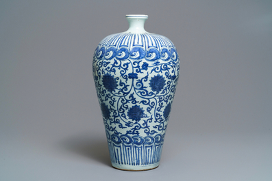 Un vase imp&eacute;rial de forme meiping en porcelaine de Chine bleu et blanc, marque et &eacute;poque de Wanli