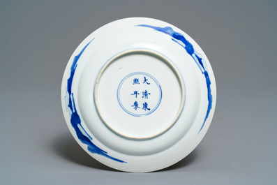 Une assiette en porcelaine de Chine bleu et blanc, marque et &eacute;poque de Kangxi