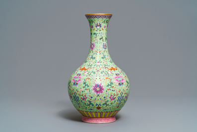 Een Chinese famille rose vaas met limoengroene fondkleur, Qianlong merk, Republiek