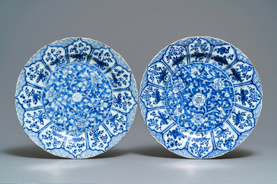 Een paar Chinese blauw-witte schotels met floraal decor, Kangxi