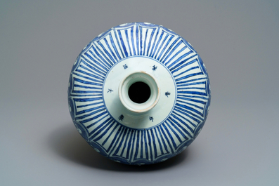 Un vase imp&eacute;rial de forme meiping en porcelaine de Chine bleu et blanc, marque et &eacute;poque de Wanli