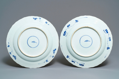 Een paar Chinese blauw-witte schotels met floraal decor, Kangxi