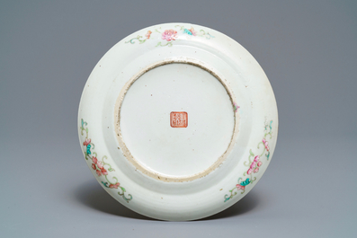 Een Chinees Straits famille rose bord voor de Pan familie, Guangxu merk, 19e eeuw