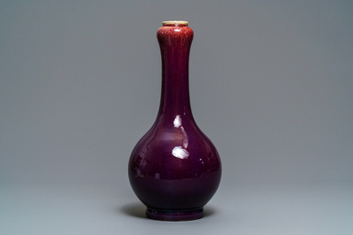Un vase de forme bouteille en porcelaine de Chine dite 'flamb&eacute;', Qianlong