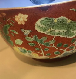 Een Chinese falancai kom met koraalrode fondkleur, Yongzheng merk en mogelijk periode