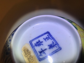 Een Chinese falancai kom met koraalrode fondkleur, Yongzheng merk en mogelijk periode
