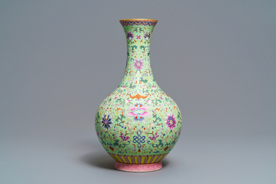 Een Chinese famille rose vaas met limoengroene fondkleur, Qianlong merk, Republiek