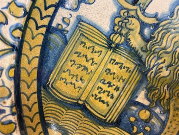 Een Italiaanse majolica schotel met de leeuw van Sint-Marcus, Deruta, 2e kwart 16e eeuw