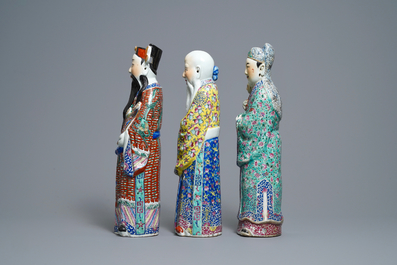 Drie Chinese famille rose figuren van de sterrengoden, 19/20e eeuw