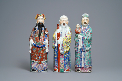 Drie Chinese famille rose figuren van de sterrengoden, 19/20e eeuw