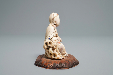 Une figure d'une d&eacute;it&eacute; en pierre &agrave; savon incrust&eacute;, Chine, 17/18&egrave;me