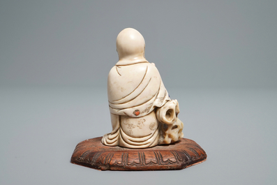 Une figure d'une d&eacute;it&eacute; en pierre &agrave; savon incrust&eacute;, Chine, 17/18&egrave;me