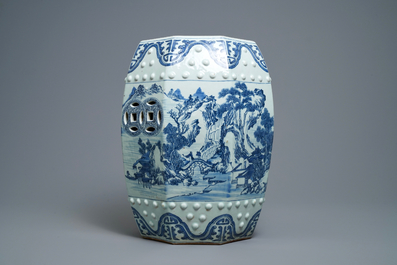 Un tabouret en porcelaine de Chine en bleu et blanc &agrave; d&eacute;cor d'un paysage, Qianlong