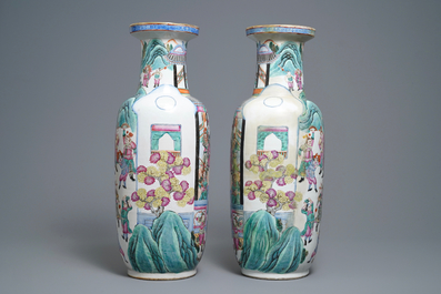 Une paire de vases de forme rouleau en porcelaine de Chine famille rose, 19&egrave;me