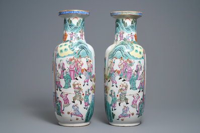 Une paire de vases de forme rouleau en porcelaine de Chine famille rose, 19&egrave;me