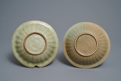 Deux plats en porcelaine de Chine c&eacute;ladon de Longquan &agrave; d&eacute;cor de poissons, Ming