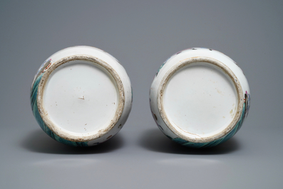 Une paire de vases de forme rouleau en porcelaine de Chine famille rose, 19&egrave;me