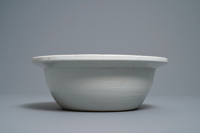 Two Chinese qianjiang cai bowls and a teapot and cover, 19/20th C.