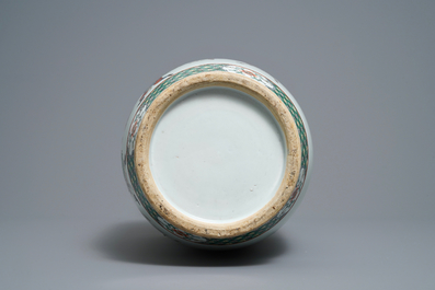 A Chinese famille verte rouleau 'warriors on horseback' vase, 19th C.