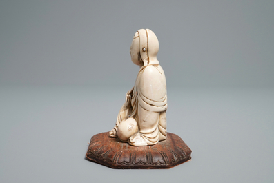 Une figure d'une d&eacute;it&eacute; en pierre &agrave; savon incrust&eacute;, Chine, 17/18&egrave;me