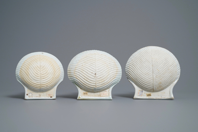 Seven Chinese blue and white and Imari-style shell-shaped dishes, Kangxi