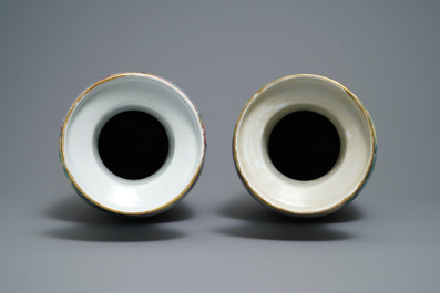 Une paire de vases de forme rouleau en porcelaine de Chine famille rose, 19&egrave;me