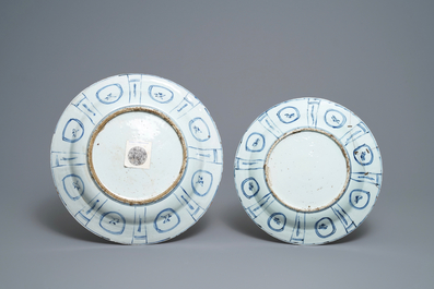 Deux plats en porcelaine de Chine en bleu et blanc de type kraak, Wanli