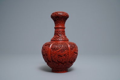 Un vase de forme bouteille en laque rouge, Chine, 19/20&egrave;me