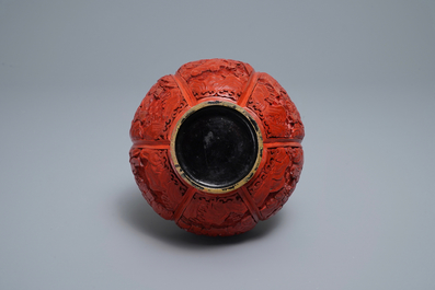 Un vase de forme bouteille en laque rouge, Chine, 19/20&egrave;me