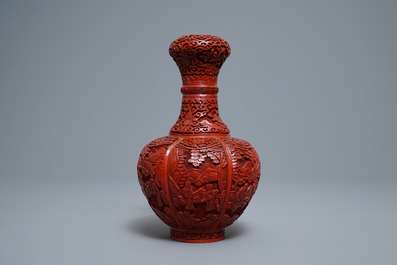 Un vase de forme bouteille en laque rouge, Chine, 19/20&egrave;me