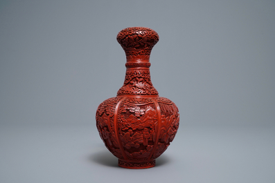 Un vase de forme bouteille en laque rouge, Chine, 19/20&egrave;me