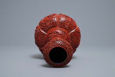 Un vase de forme bouteille en laque rouge, Chine, 19/20&egrave;me
