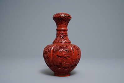 Un vase de forme bouteille en laque rouge, Chine, 19/20&egrave;me