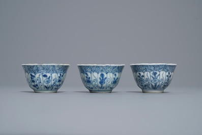 Zestien Chinese blauw-witte koppen en schotels, Kangxi