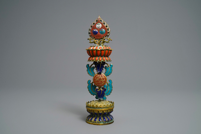 Un embl&egrave;me d'autel bouddhiste en &eacute;maux cloisonn&eacute;s et bronze dor&eacute;, Chine, 19&egrave;me
