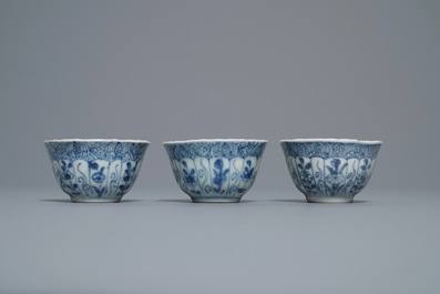 Zestien Chinese blauw-witte koppen en schotels, Kangxi