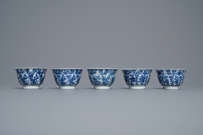 Zestien Chinese blauw-witte koppen en schotels, Kangxi