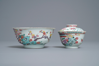Deux bols et une assiette en porcelaine de Chine famille rose, marque et &eacute;poque de Yongzheng