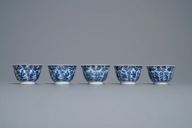 Zestien Chinese blauw-witte koppen en schotels, Kangxi