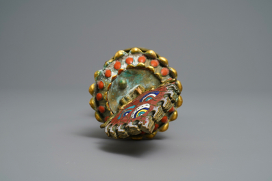 Un embl&egrave;me d'autel bouddhiste en &eacute;maux cloisonn&eacute;s et bronze dor&eacute;, Chine, 19&egrave;me