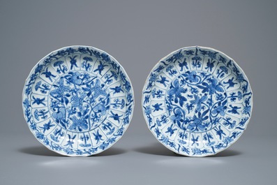 Vier Chinese blauw-witte borden in lotusvorm met floraal decor, Kangxi
