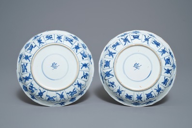 Vier Chinese blauw-witte borden in lotusvorm met floraal decor, Kangxi