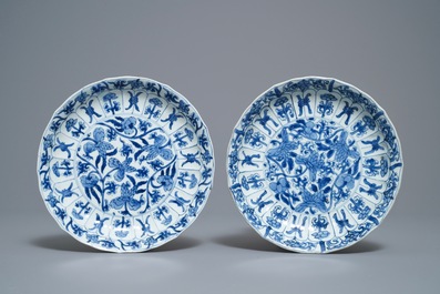 Vier Chinese blauw-witte borden in lotusvorm met floraal decor, Kangxi