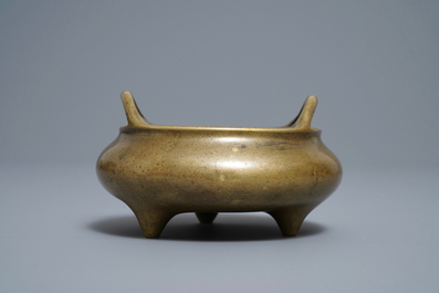 Un br&ucirc;le-parfum tripod en bronze, marque de Xuande, Chine, 18/19&egrave;me