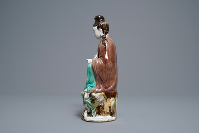 Une figure de Bouddha en porcelaine de Chine biscuit &eacute;maill&eacute; verte, marque en creux, R&eacute;publique