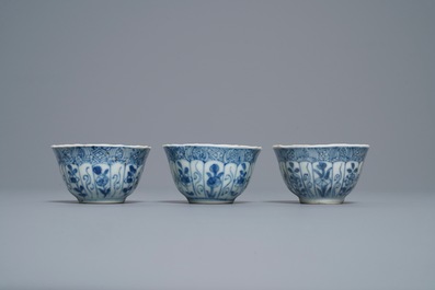 Zestien Chinese blauw-witte koppen en schotels, Kangxi
